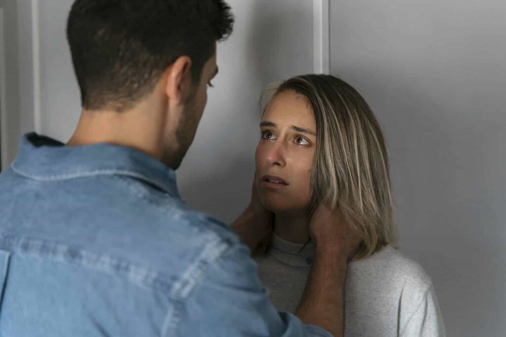 Uomo e donna in conflitto, tensione emotiva, discussione.