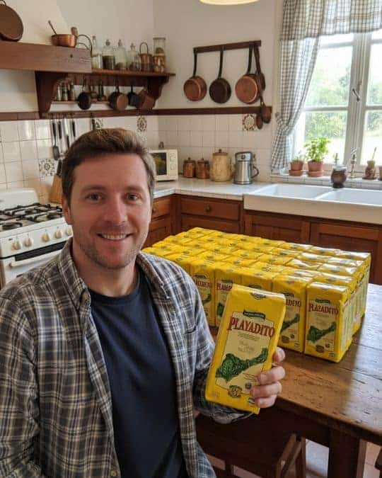 Confezione di Yerba Mate Playadito in cucina tradizionale.