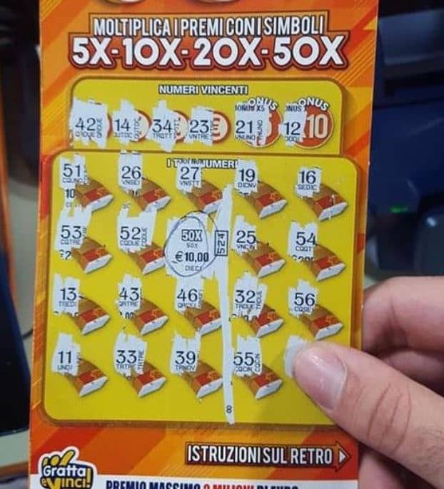Biglietto della lotteria con premi multipli e simboli di vincita.