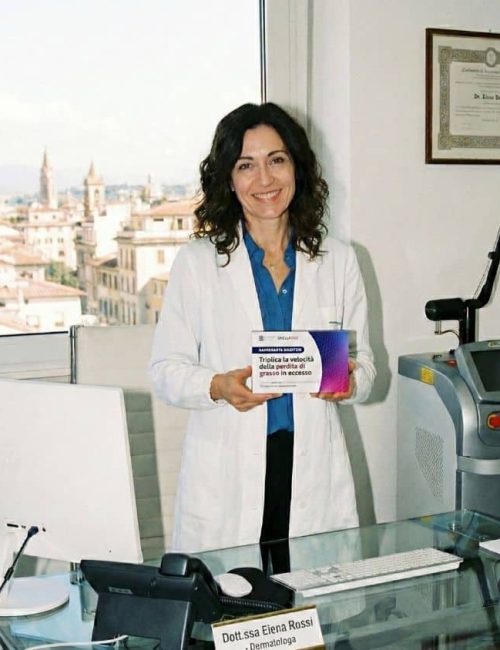 Donna in ambulatorio dermatologico con prodotti a base di erbe.