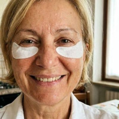 Donna con maschere di erbe naturali sugli occhi, cura della pelle.